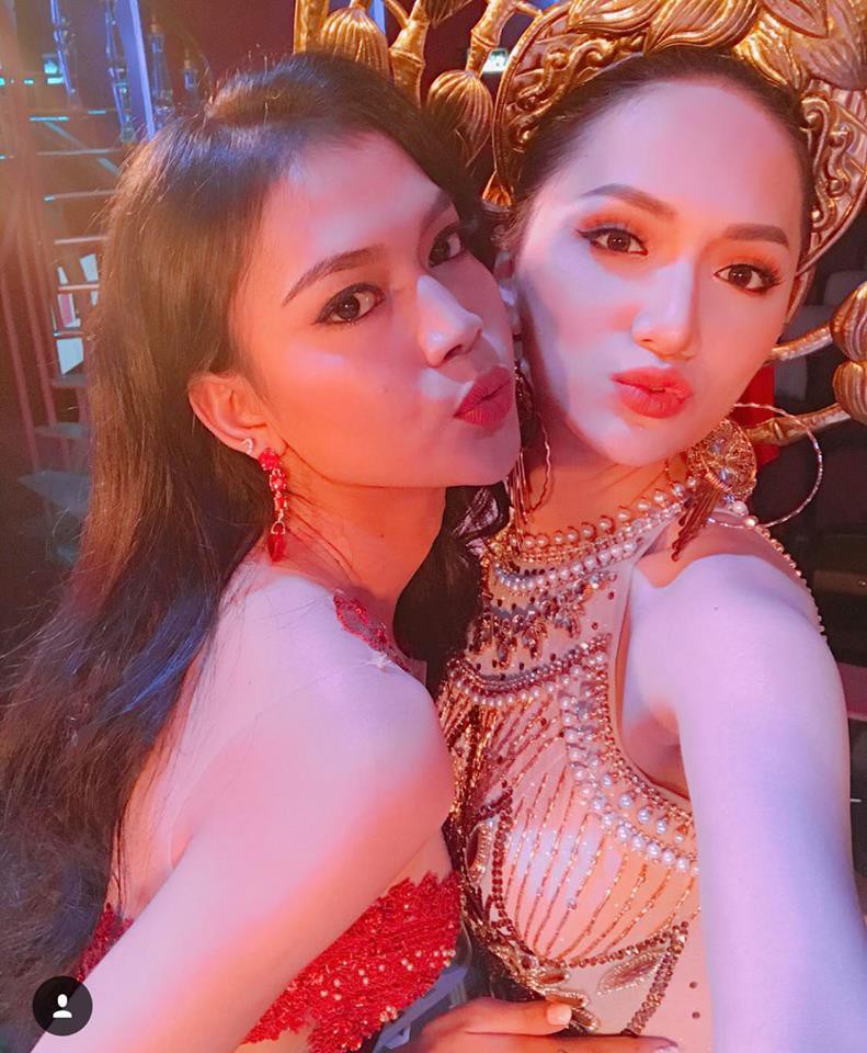 Diện trang phục dân tộc 55 kg, Hương Giang xuất hiện nổi bật ở vị trí trung tâm trong clip quảng bá của Hoa hậu Chuyển giới